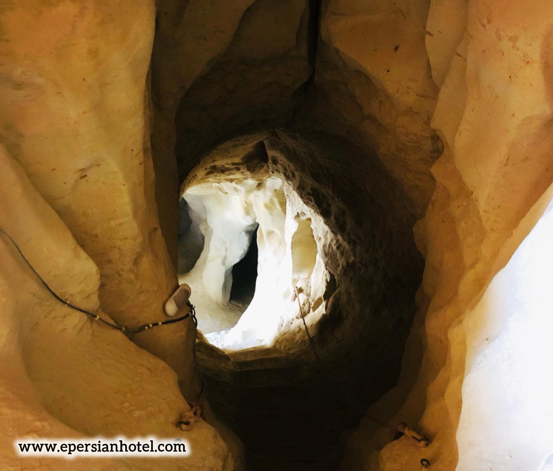 دالان ها و روزنه های غار خربس قشم